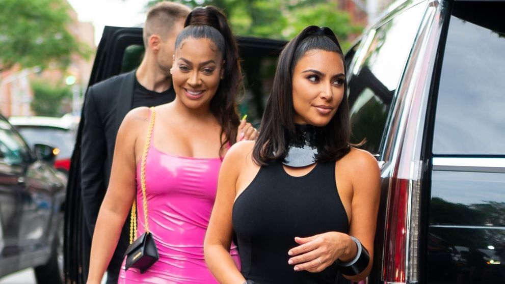 Kim Kardashian, expoziție de picioare la piscină cu cea mai bună prietenă