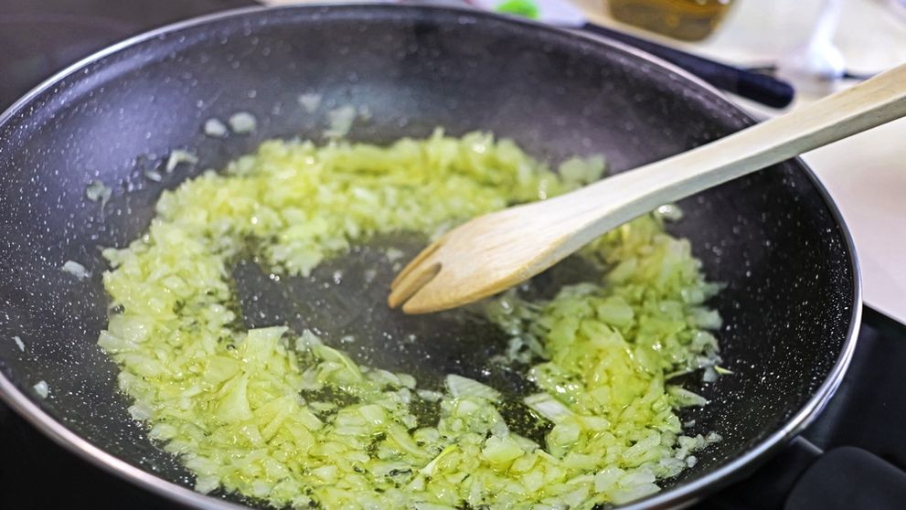Până acum, ai prăjit ceapa greșit! Oamenii de știință au dezvăluit un ingredient secret pe care să-l adaugi în tigaie