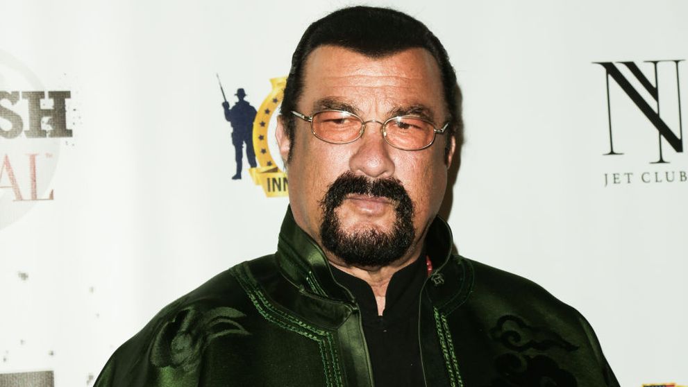 Steven Seagal și-a șocat fanii! S-a făcut de 160 de kg și e de nerecunoscut de când a părăsit Hollywood-ul pentru a trăi în Rusia. Cum arată actorul acum