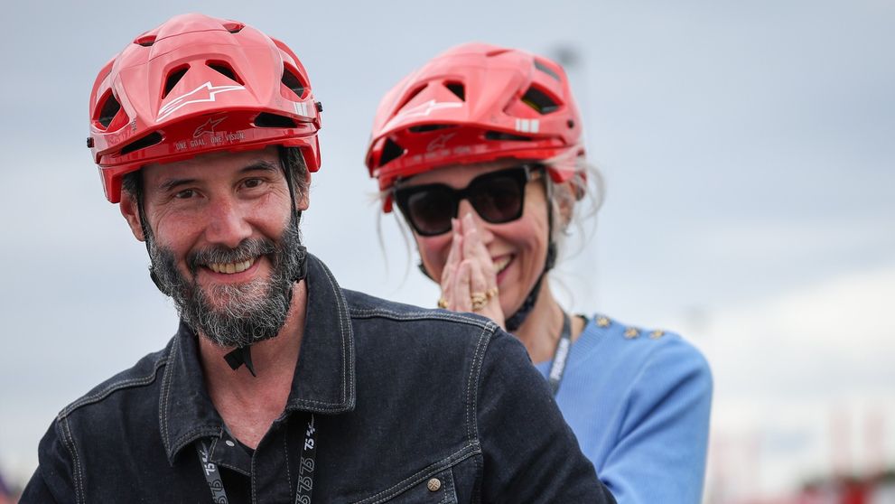 Iubirea l-a întinerit pe Keanu Reeves! Ipostază rară în care a fost surprins alături de iubita Alexandra, la o cursă Moto GP din Germania