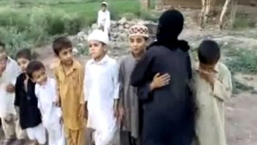 Copiii din Pakistan se joaca de-a atentatul sinucigas cu bomba! VIDEO