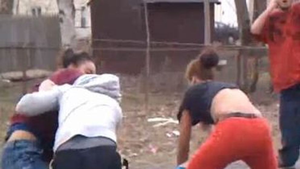 PATRU fete, DOUA batai simultane si O ploaie de lovituri! VIDEO SPECTACULOS