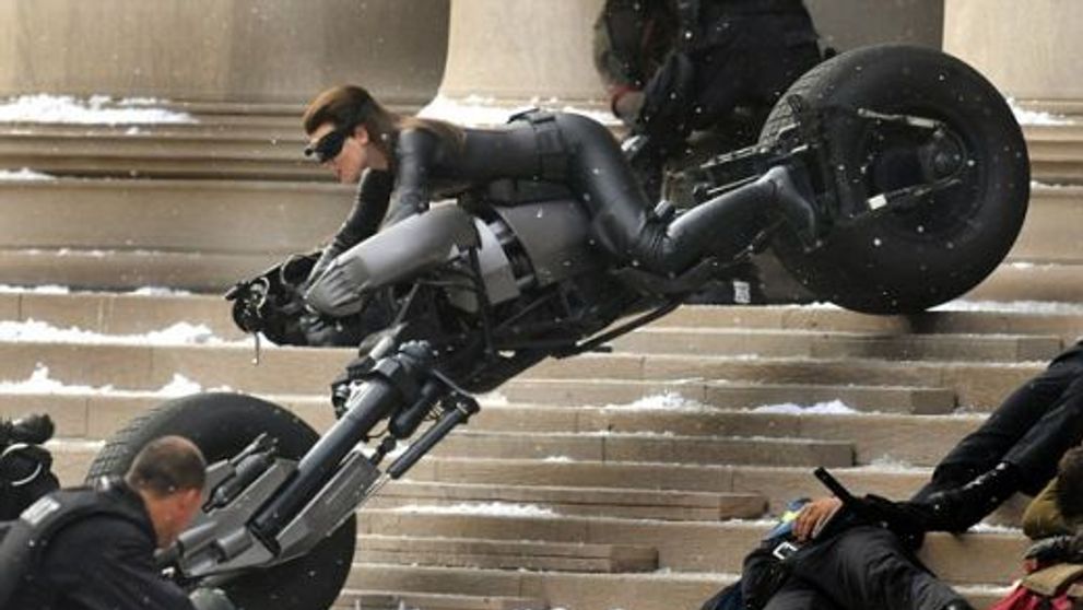 Accident spectaculos pe platourile de la The Dark Knight Rises: Catwoman a distrus o camera IMAX de jumatate de milion de dolari!