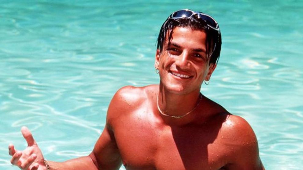 Era idolul adolescentelor in urma cu 15 ani. Cum arata in prezent cantaretul cu cel mai celebru abdomen, Peter Andre