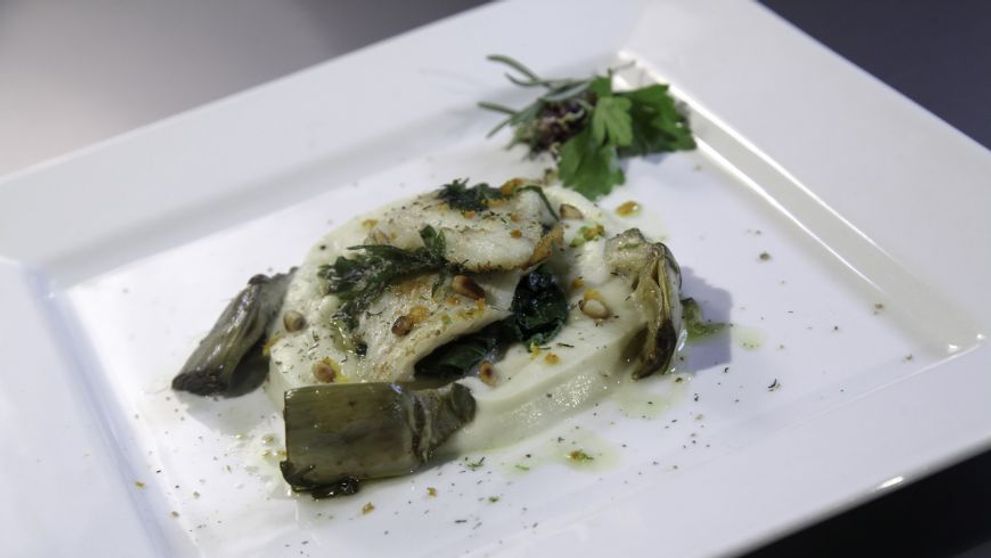 Reteta Iuliana Banut: Calcan cu crema de conopida, spanac si anghinare marinata