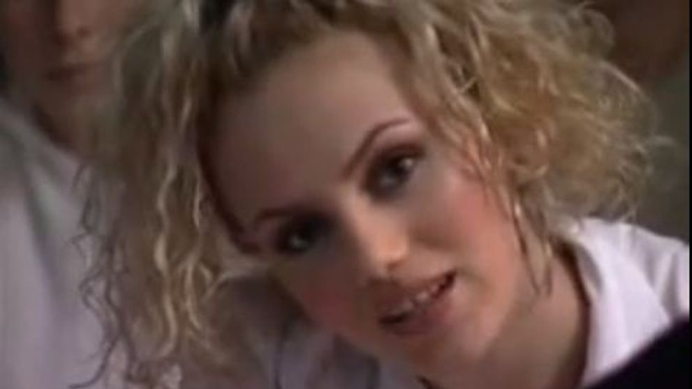Iti mai aduci aminte de Selena din trupa Candy? Simpatica blonda si-a schimbat look-ul si stilul muzical. Vezi cum arata acum