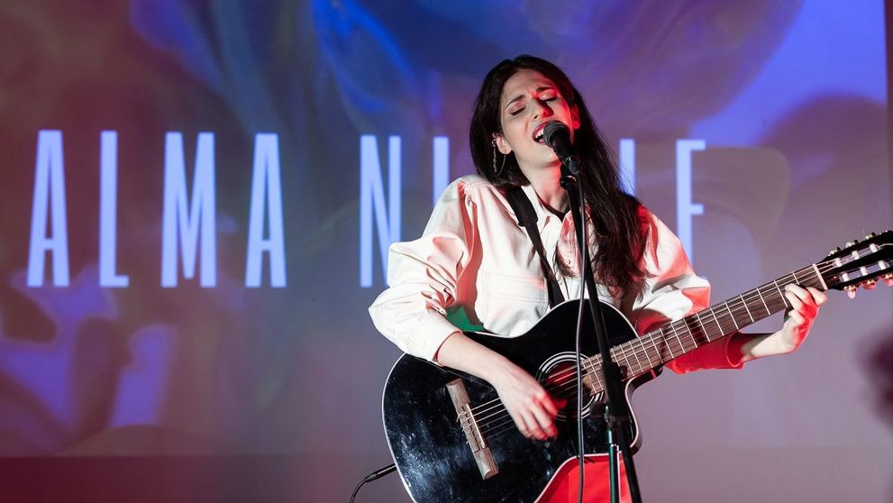 Alma Nicole, finalista lui Tudor Chirilă de la Vocea României, a lansat primul ei single
