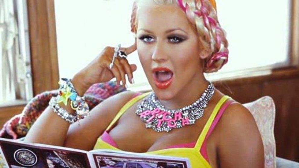 Christina Aguilera, super sexy la filmarile noului videoclip. Sumar imbracata, vedeta isi etaleaza talia si abdomenul incredibil de plat