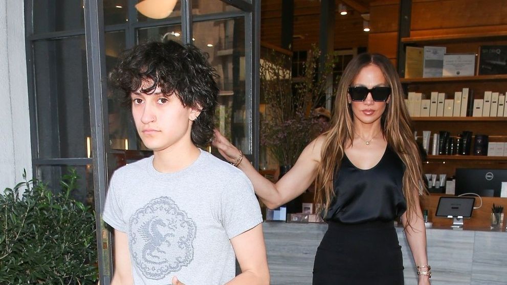 Fiica lui Jennifer Lopez renunță la numele Emme și preia un nume de bărbat. Schimbarea a declanșat un val de speculații despre o posibilă tranziție de gen