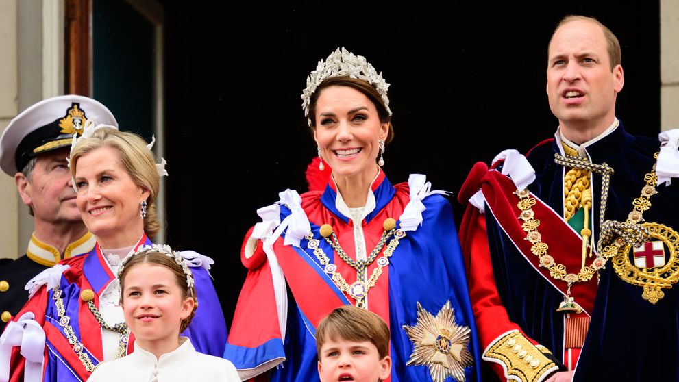 Legătura uimitoare a Familiei Regale cu două dintre cele mai mari staruri de la Hollywood. Sunt rude cu regina Elisabeta a II-a. Origini regale neașteptate