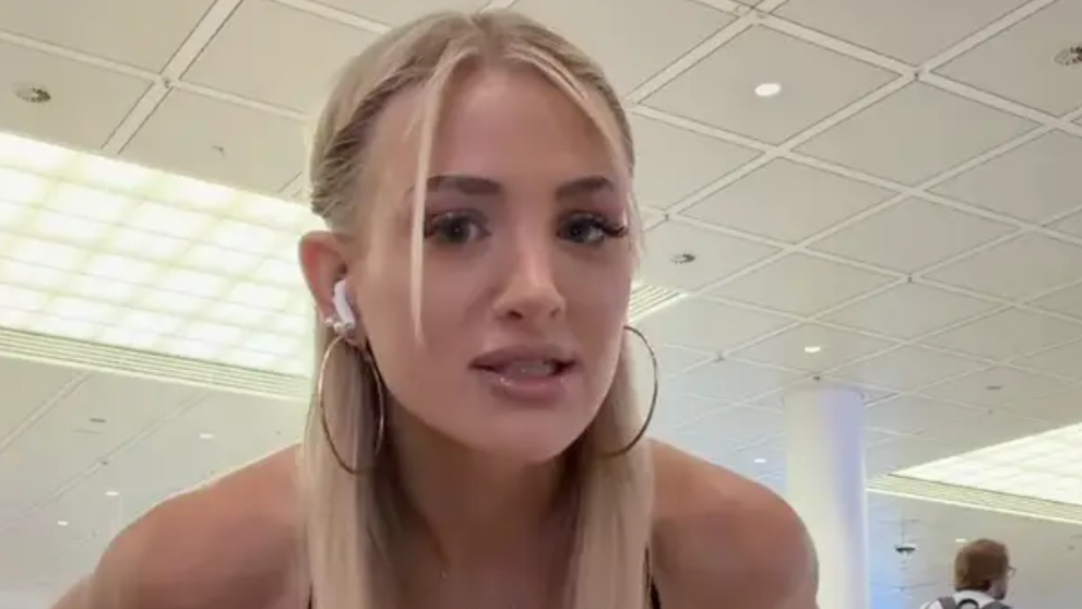 Influenceriță oprită la îmbarcare din cauza ținutei „prea sumare”. Cum era îmbrăcată tânăra