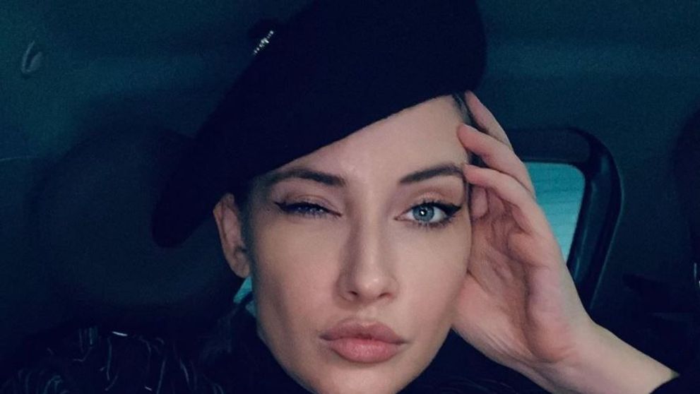 Iulia Albu, o lady și când iese la cafea cu găina după ea. „Prea tare!”