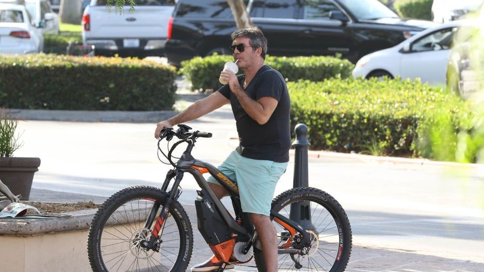 Simon Cowell și-a rupt spatele după ce a căzut de pe bicicletă în curtea casei din Malibu