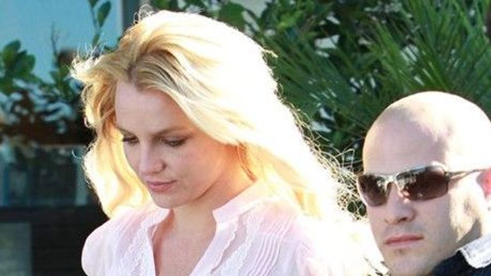 Britney Spears, la shopping prin Los Angeles cu bodyguardul dupa ea! FOTO
