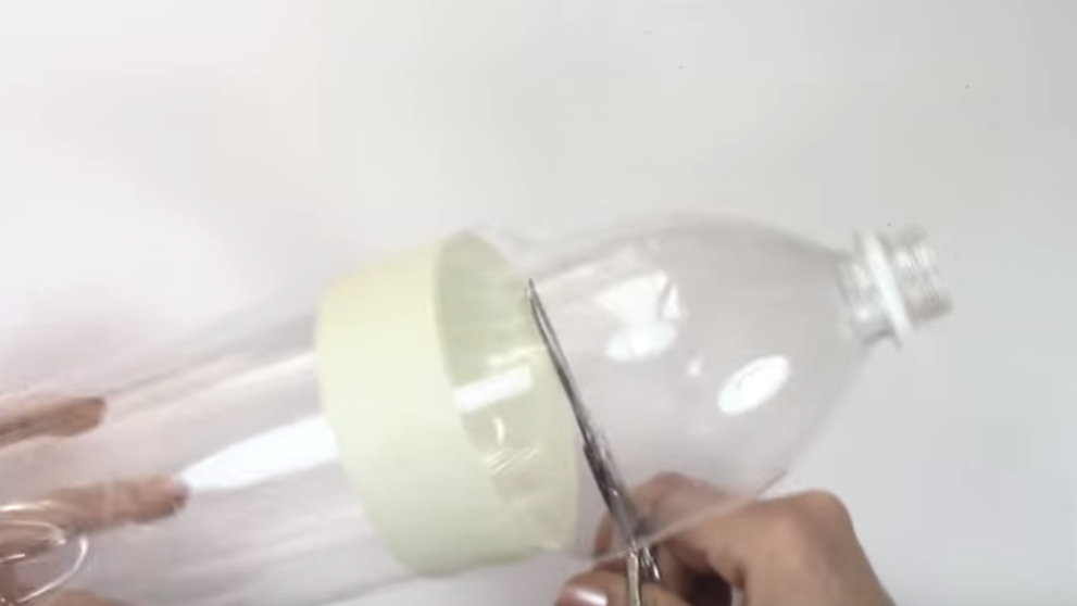 A taiat o sticla si a lipit-o de talpa incinsa a fierului de calcat. Femeile au fost fascinate de acest truc