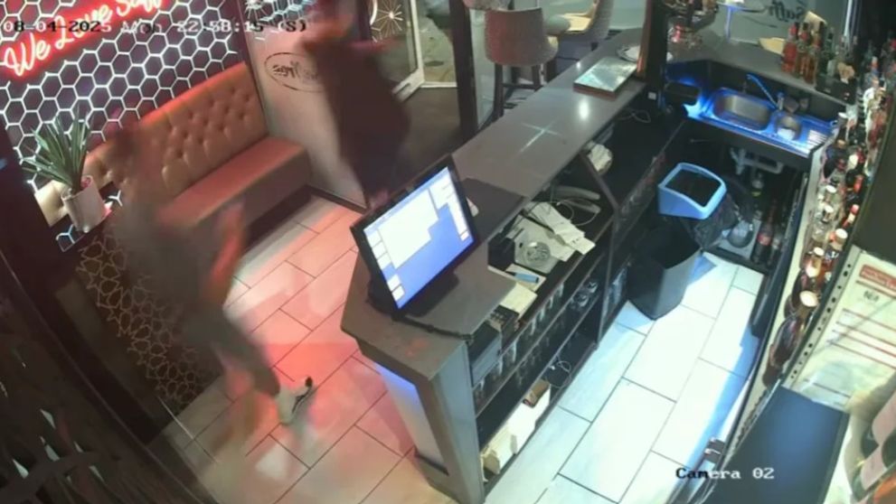 Au mâncat pe săturate, apoi au fugit din restaurant fără să achite nota de plată. Camerele de supraveghere au surprins tot, iar clipul a ajuns pe social media