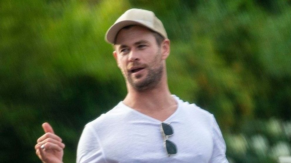 Chris Hemsworth, surprins de paparazzi într-o ipostază neașteptată. Cum a fost fotografiat actorul în timpul liber