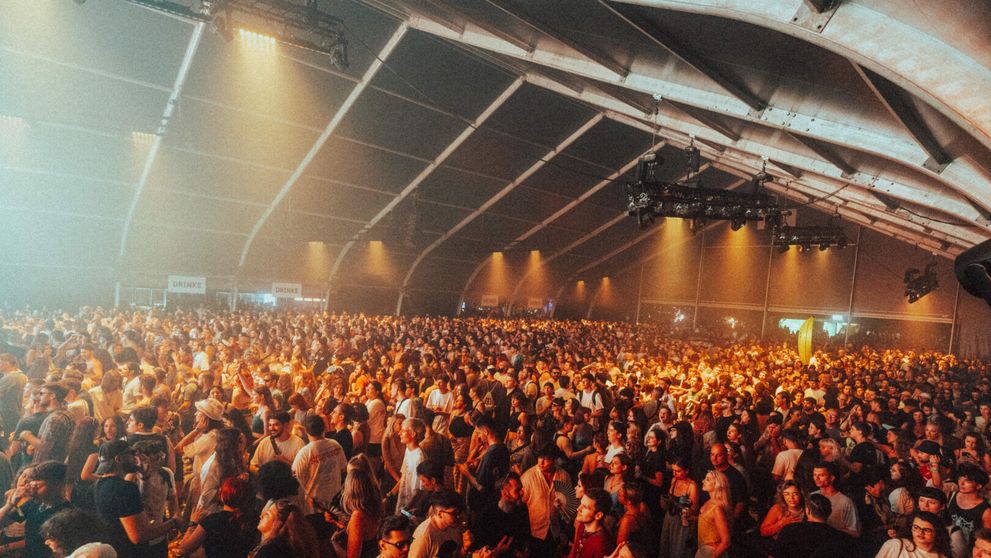 Plouă la Bonțida: Electric Castle 10 debutează cu ploaie de beat-uri, pași de dans și distracție