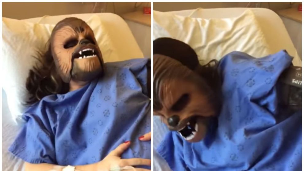 Era in travaliu cand a decis sa poarte o masca a celebrului Chewbacca din Star Wars. Urmeaza 11 secunde de ras garantat