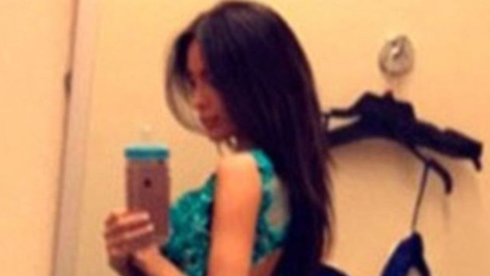 A starnit furie pe internet dupa ce a postat un selfie facut in cabina de proba. Ce se vede in fotografia completa