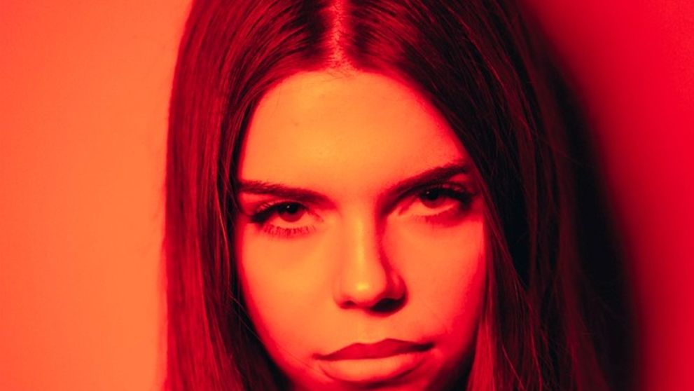 Alessiah lansează „Addicted”, al doilea single de pe albumul Obscentra: „Această piesă este despre haosul pe care uneori îl alegem în locul vindecării”