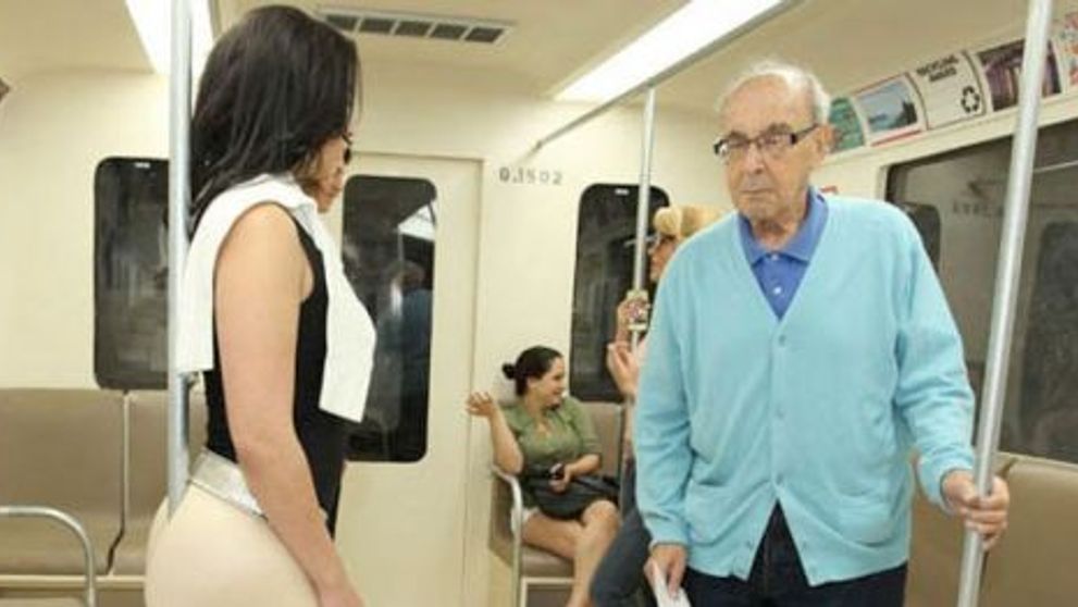 Cum se tine Kim Kardashian de bara, in metrou?<span style=