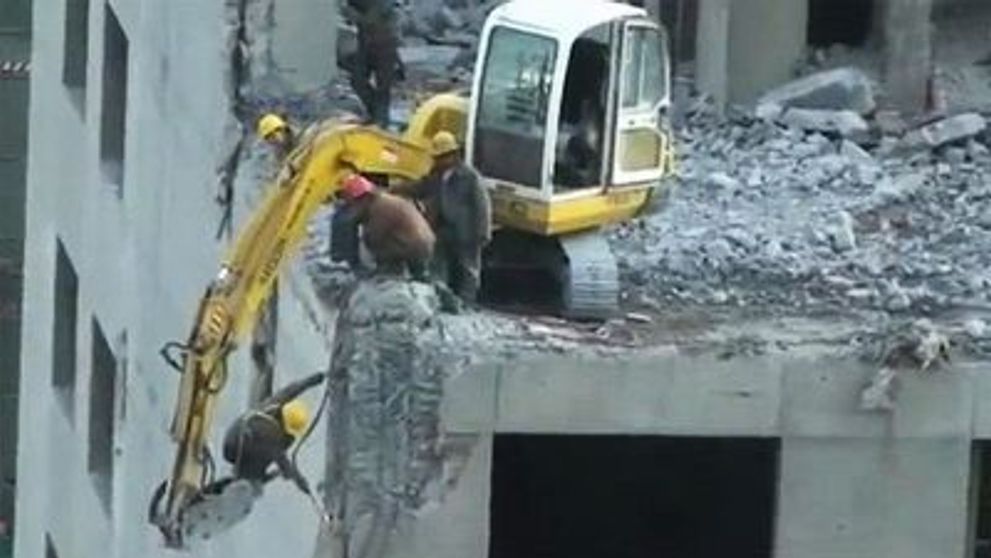 Curaj sau inconstienta? Uite cum era sa moara un muncitor din constuctii! FOTO  