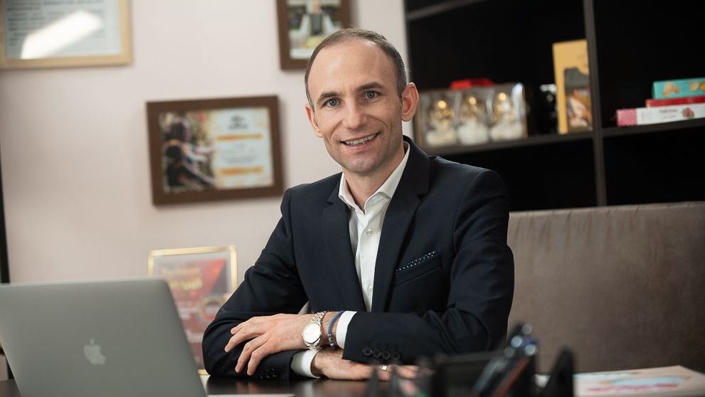 Un cunoscut artist intră astăzi sub acoperire în propria companie: „Sunt foarte apropiat de angajații mei”