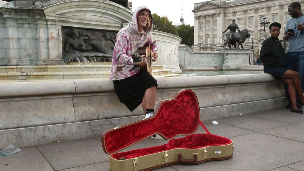 Justin Bieber și-a șocat fanii. A cântat pe stradă, în fața Palatului Buckingham
