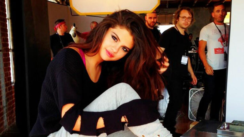 Selena Gomez, fara nicio inhibitie! Cum s-a lasat filmata topless cantareata