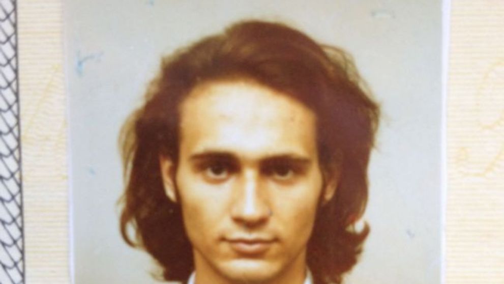 Îl recunoști? Astăzi este unul dintre cei mai iubiți actori din România, însă la 18 ani arăta așa. Doar cei mai înrăiți fani și-au dat seama cine este