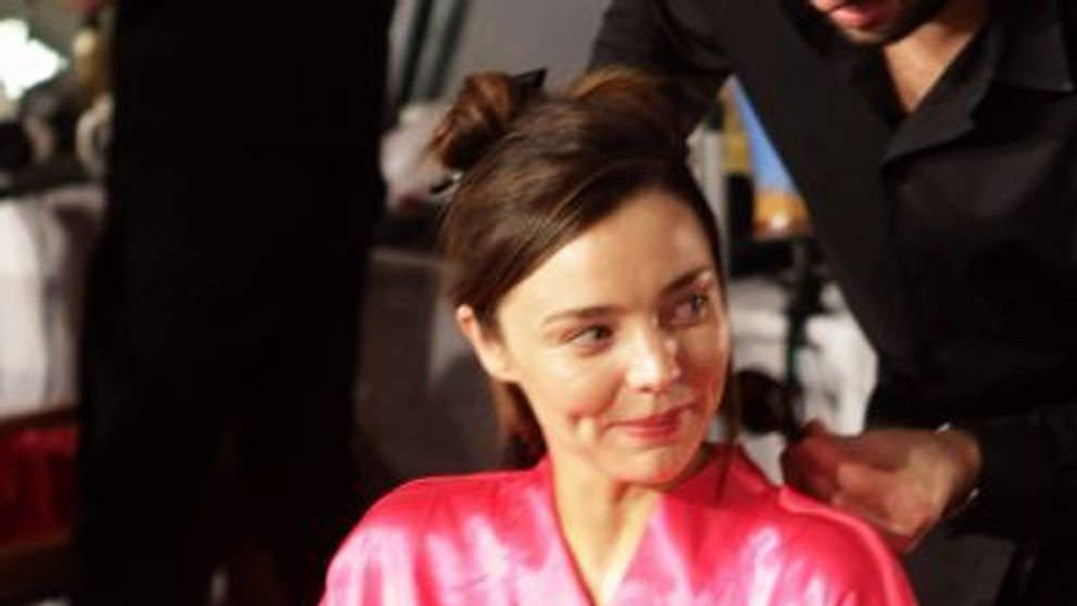 Miranda Kerr surprinsa fara lenjerie intima, inainte de prezentarea „Victoria's Secret”?