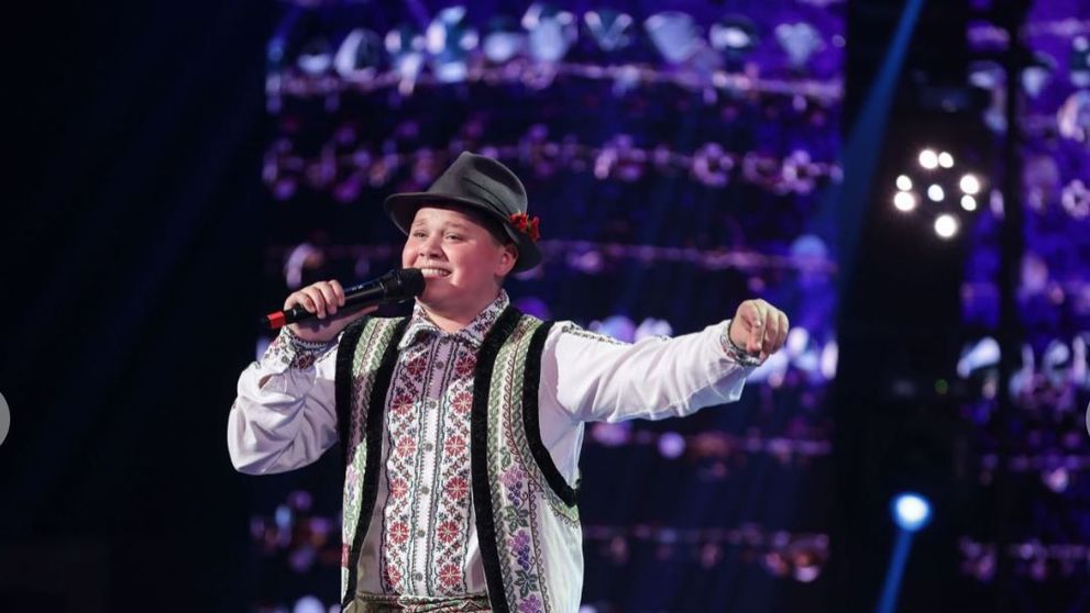 Oleg Spînu, horă cu colegii în curtea școlii! Tânărul artist a absolvit gimnaziul și se pregătește de liceu