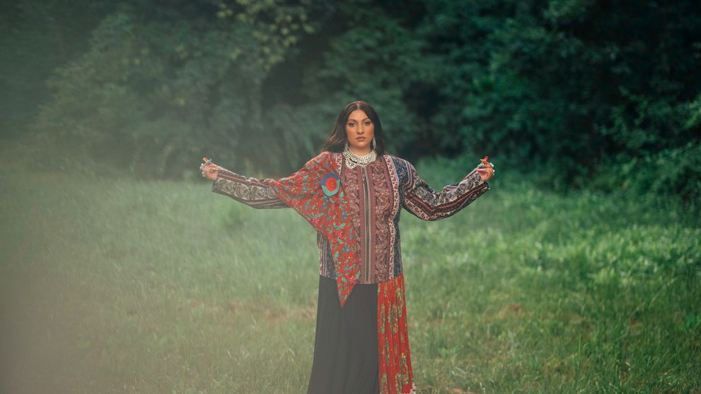 Cristina Stroe lansează „Dă și tu din”, un manifest muzical gipsy-pop-electronic pentru libertate și acceptare