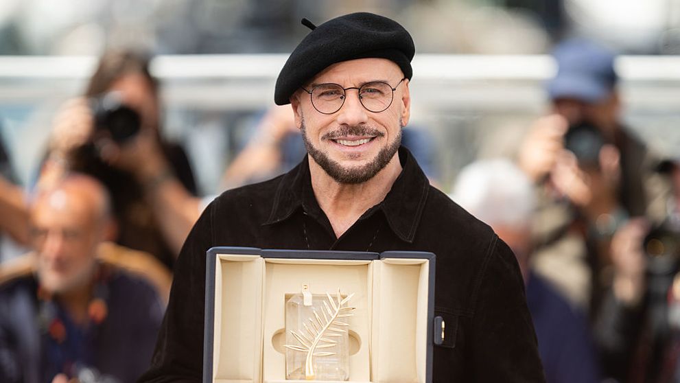 S-au uitat secunde în șir la el până să îl recunoască! John Travolta și-a șocat fanii: la 72 de ani pare că a întinerit peste noapte cu cel puțin 20 de ani!