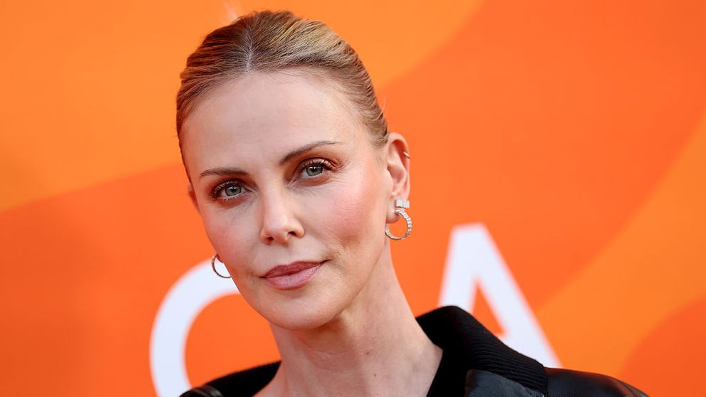 „Nu mă mai simțeam om”. Charlize Theron vorbește despre abuzurile din carieră