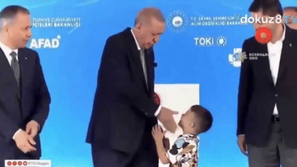 Preşedintele Turciei, Recep Erdogan, îi trage o palmă unui copil care a refuzat să-i sărute mâna întinsă, apoi îi dă bani - VIDEO