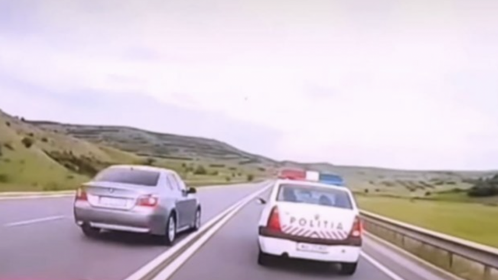 Cum a scăpat nepedepsit un șofer din Iași după ce a depășit pe linie continuă o mașină de poliție