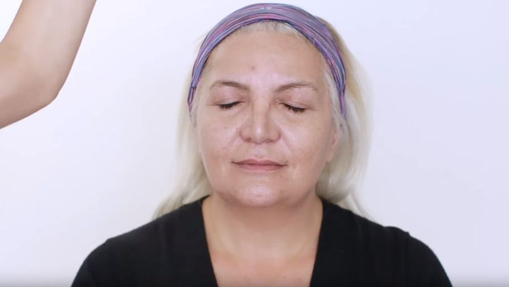 A fost provocata sa-i ofere o schimbare de look mamei ei! Dupa ce a machiat-o, femeia a fost de nerecunoscut