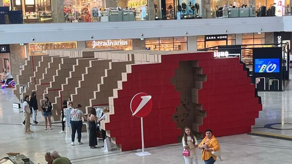 Romanian Creative Week | Instalația din carton de la târgul Creative Collective va fi reciclată integral
