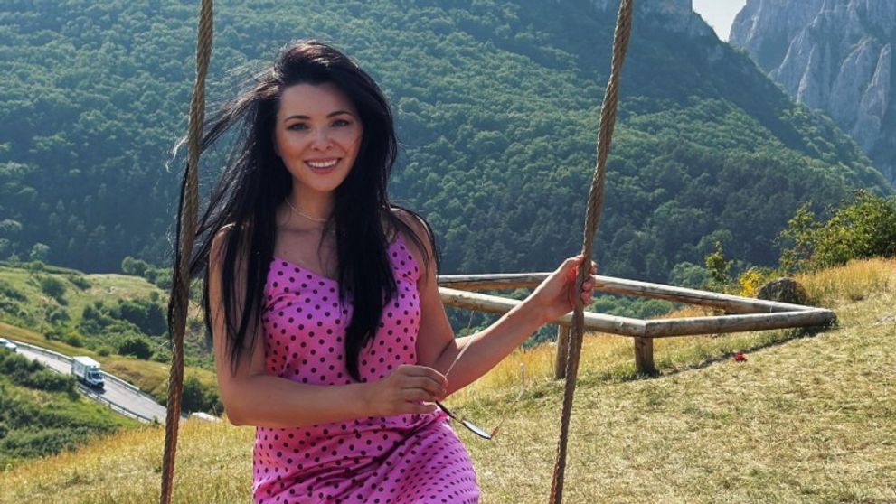 Corina Caragea, apariție splendidă într-un peisaj rustic. Locul din România care a cucerit-o pe prezentatoarea pasionată de călătorii