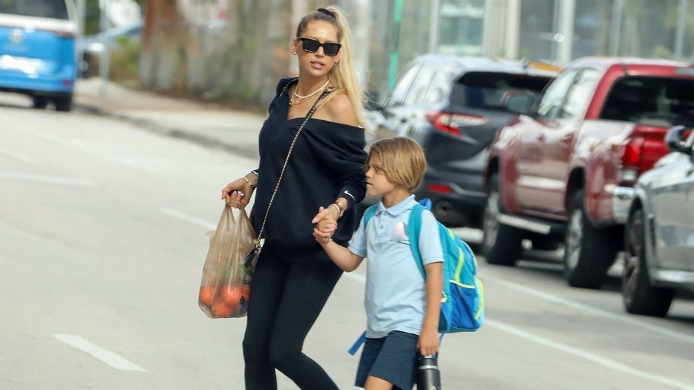 De la superstar mondial la mamă de profesie: cum arată Anna Kournikova însărcinată cu al patrulea copil