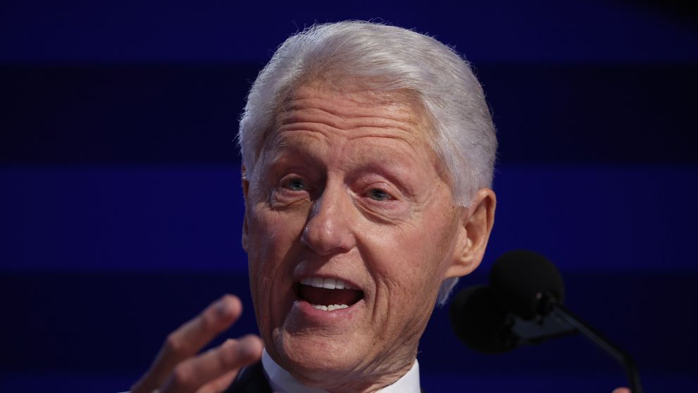 Bill Clinton a apărut cu un bandaj mare pe față la Maratonul din New York. Ce se întâmplă cu fostul președinte american