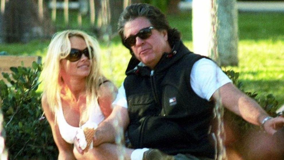 Pamela Anderson neagă că s-ar fi căsătorit cu Jon Peters: „A fost doar un prânz bizar”