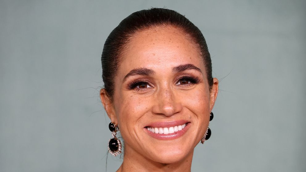 Meghan Markle a combinat o jachetă de la Zara, de 700 lei, cu pantofi Chanel. Outfit-ul surprinzător cu care a apărut în ”turneul regal” din Iordania