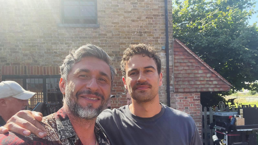 Dragoș Bucur, într-un thriller spectaculos alături de celebrul Theo James. Ce rol are actorul român în „FUZE: Diversiune explozivă”