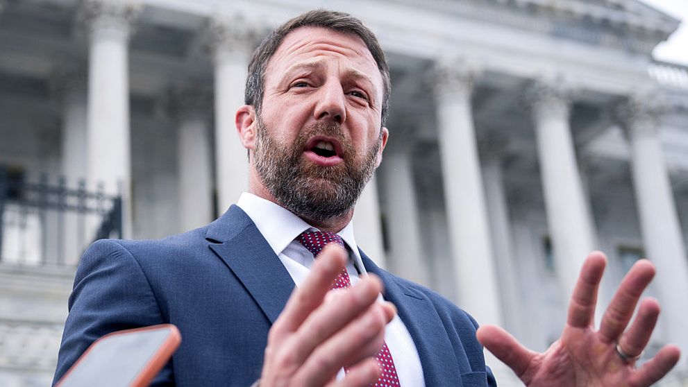 Cine este înlocuitorul lui Kristi Noem la Homeland Security. Controversatul Markwayne Mullin e un bărbat Cherokee, „fost luptător profesionist de MMA neînvins”