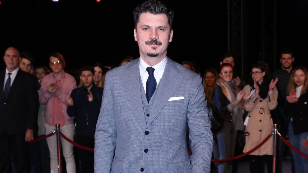 Emilian Oprea, din serialul VLAD, asaltat de admiratoare la evenimentul de lansare a filmului