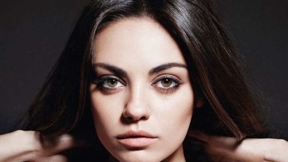 Mila Kunis, de nerecunoscut. Cum se transforma una dintre cele mai frumoase femei din lume cu ajutorul machiajului