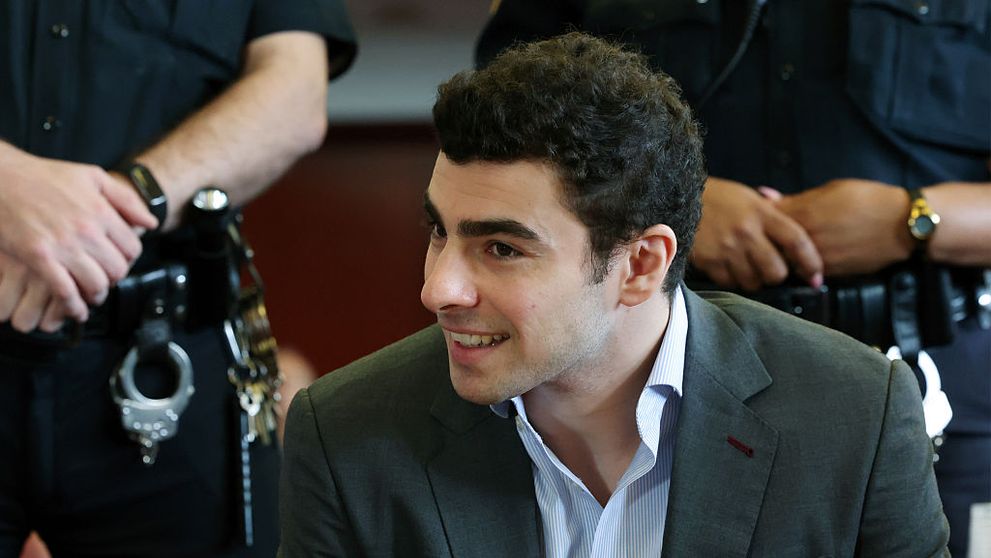 Deși e acuzat de crimă, Luigi Mangione a strâns 1,5 milioane de dolari din donații. Suspectul care a împărțit America în două a împlinit 28 de ani după gratii